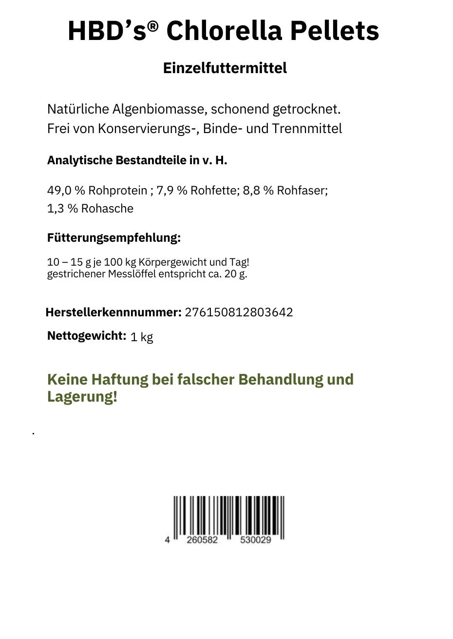 Ein schwarz-weißes Etikett mit der Zusammensetzung und der Fütterungsempfehlung von HBD Chlorella Alge für Pferde 1 kg