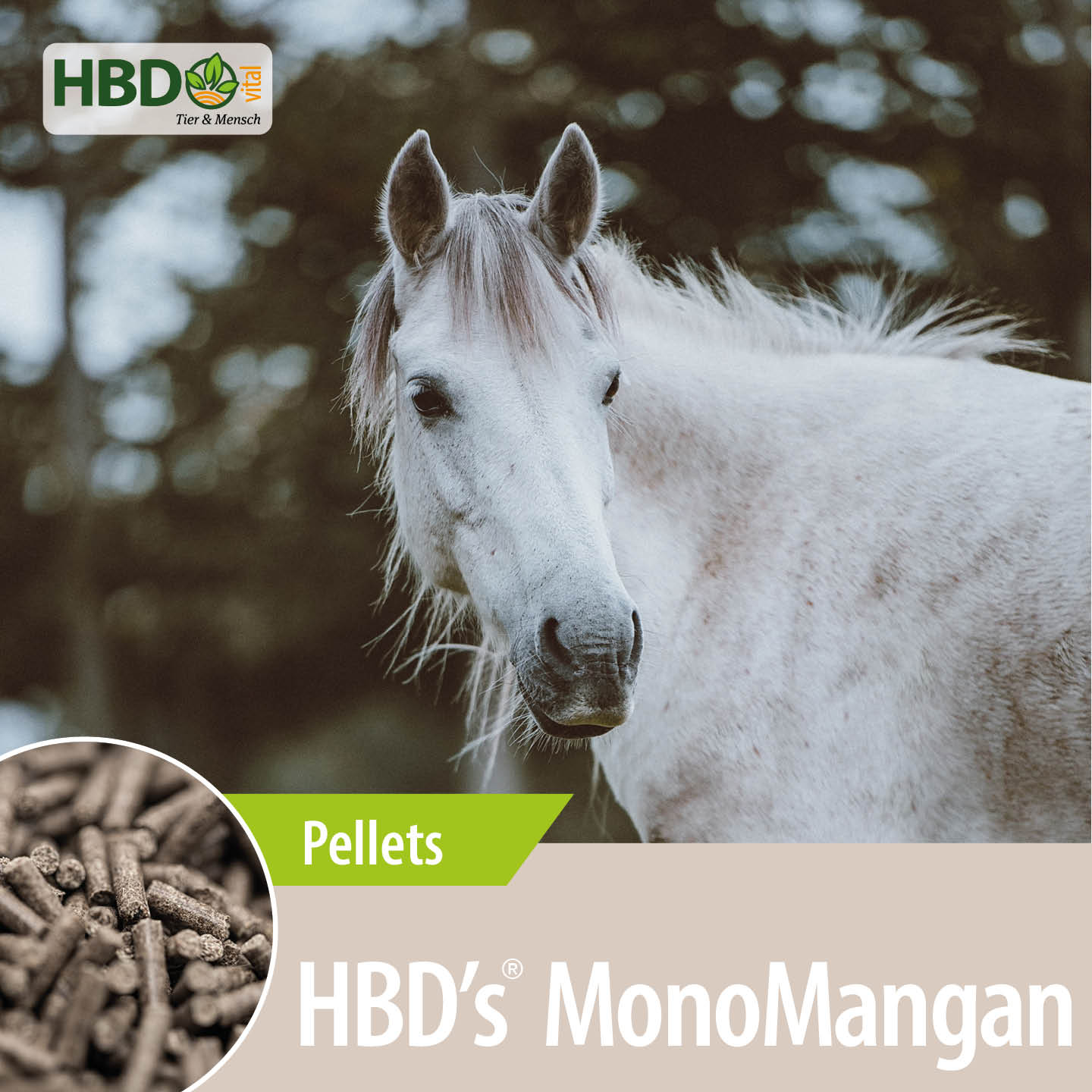 Shopbild für HBD’s MonoMangan - Das Bild zeigt den Produktnamen sowie den Hinweis, dass es sich um Pellets handelt. Ein weißes Pferd ist zu sehen.