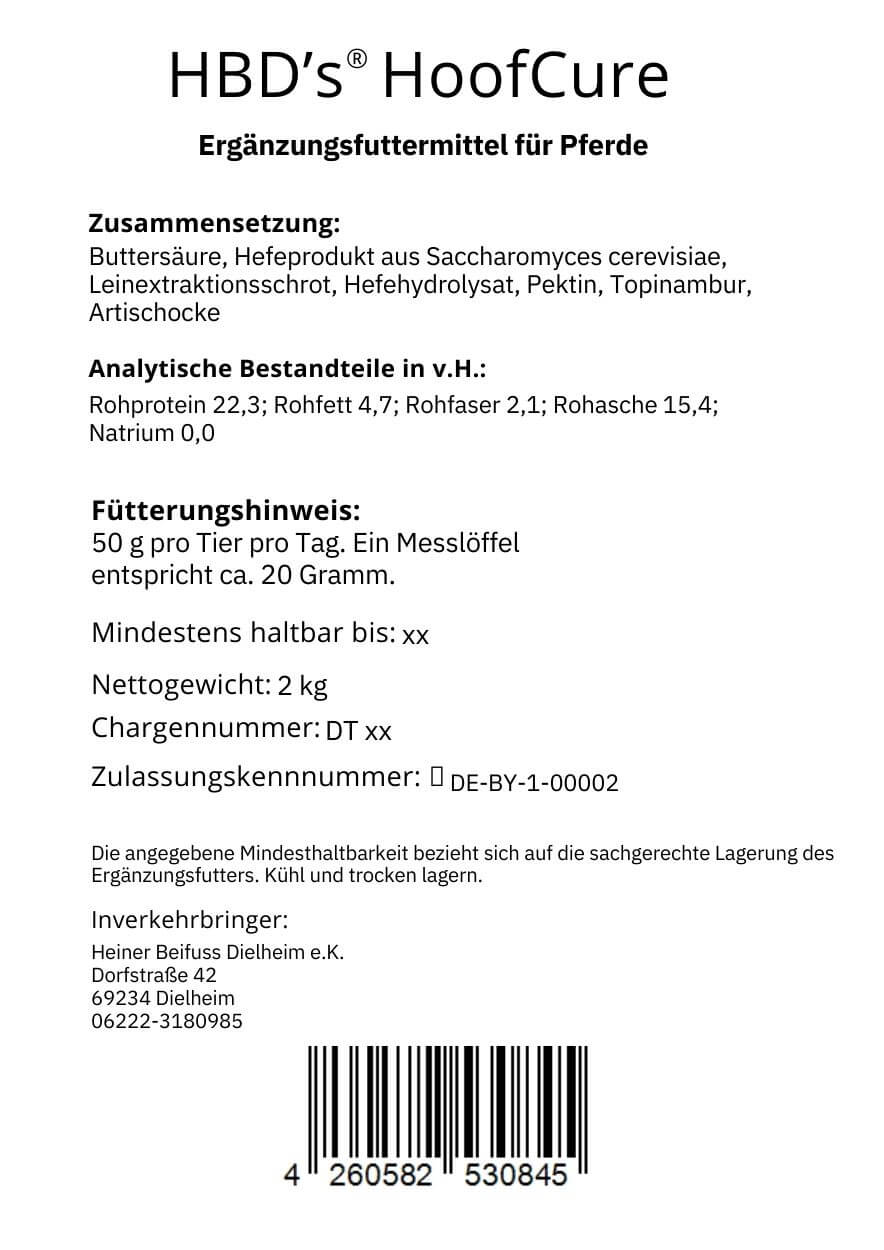 Es ist ein schwarz-weißes Etikett mit den Angaben der Zusammensetzung und dem Fütterungshinweis von HBDs HoofCure der Hufkur für Pferde.