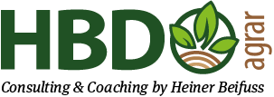 Das HBD-Agrar Logo. Die Buchstaben H,B,D sind in einem dunklen grün. Daneben ist ein Kreis mit drei Blättern zu sehen und das Wort Agrar in einem hellen Braunton. Unten drunter sieht man in einer Serifenschrift die Worte Conulsting und Coaching bei Heiner