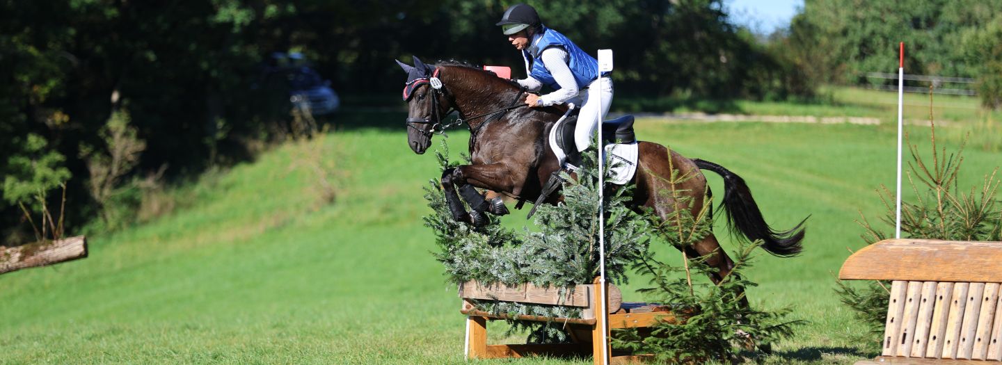 Anja Beifuss mit ihrem Pferd DeNegro auf einem Turnier beim Springen