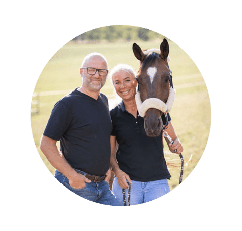 Anja und Heiner Beifuss mit Pferd in einem Kreis