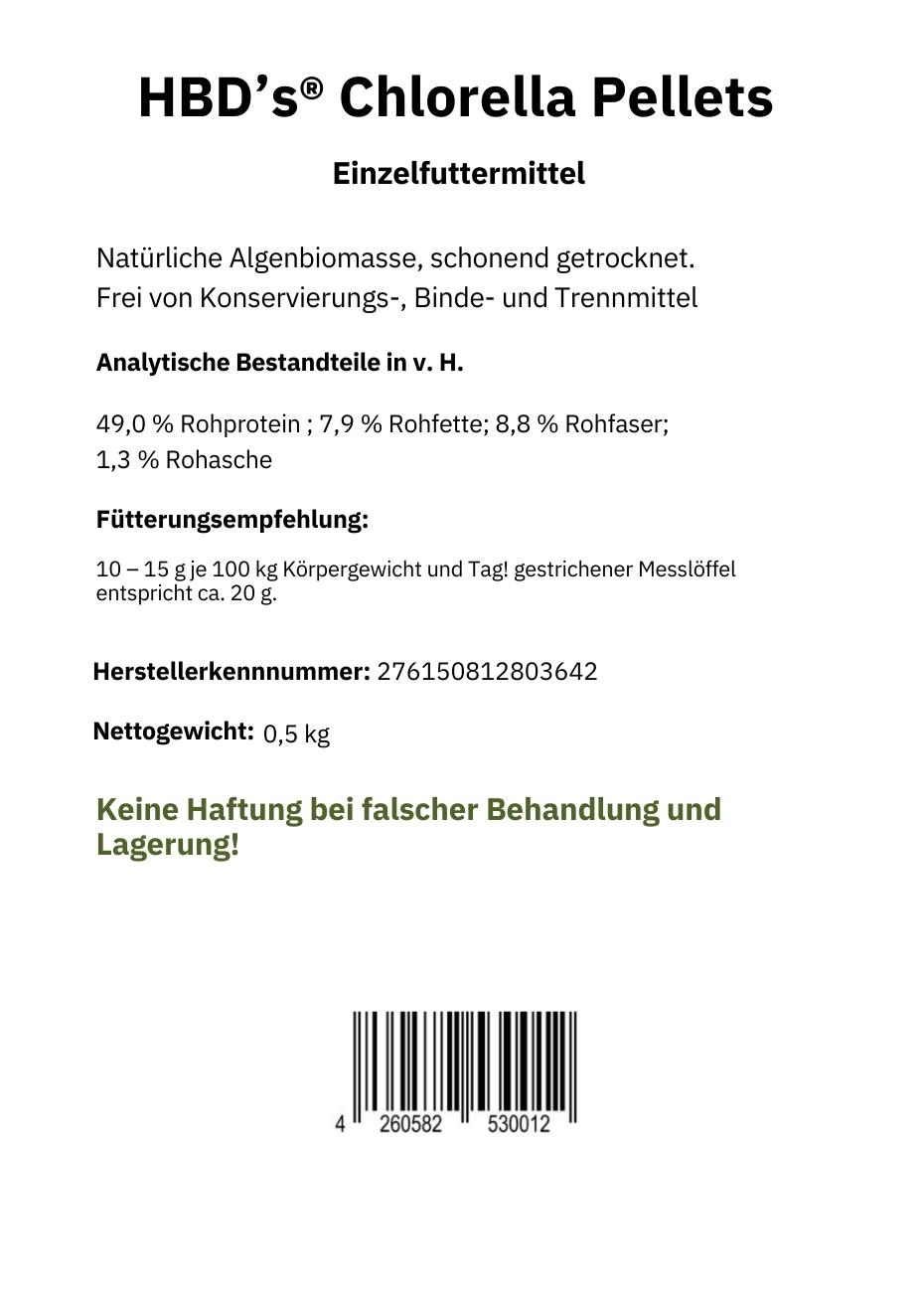 Ein schwarz-weißes Etikett mit der Zusammensetzung und der Fütterungsempfehlung von HBD Chlorella Alge für Pferde 0,50 kg