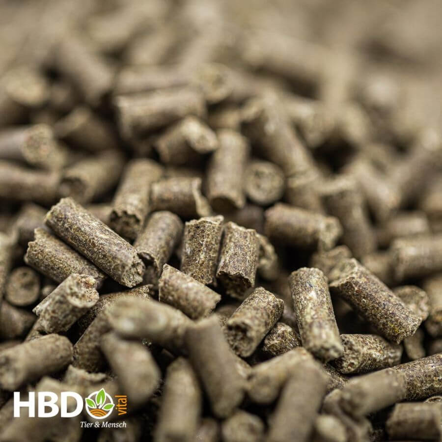 Foto von HBD’s HorseMineral Selen light Pellets - Eine Nahaufnahme des Mineralfutter für Pferde, zeigt braun-graue Pellets. 