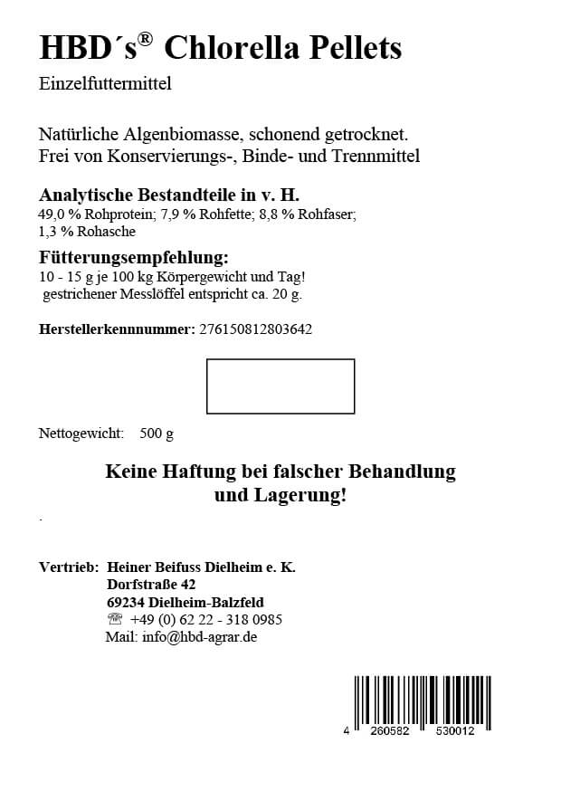 Ein schwarz-weißes Etikett mit der Zusammensetzung und der Fütterungsempfehlung von HBD Chlorella Alge zur Entgiftung und Vitalisierung für Pferde 0,5 kg